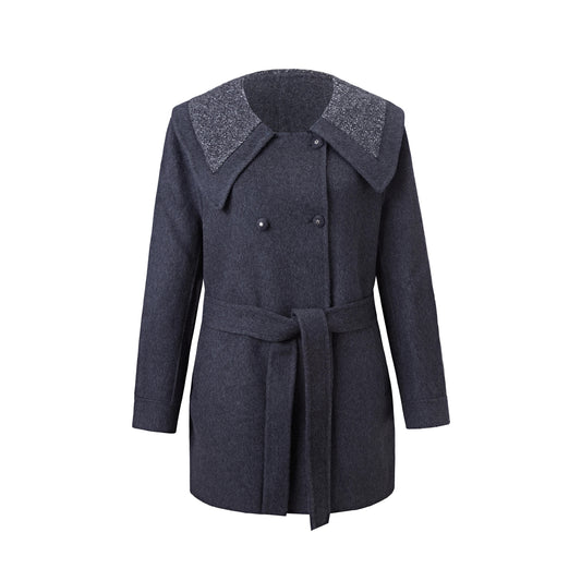 Manteau court gris avec col large et ceinture à nouer