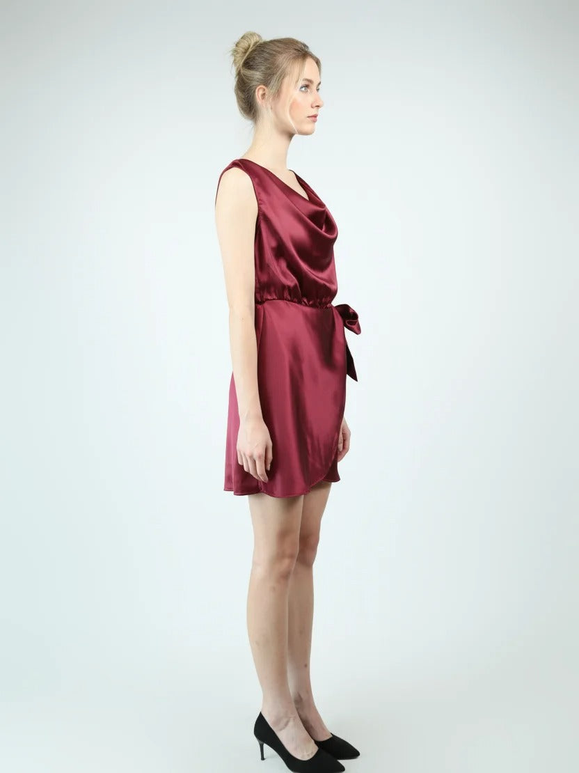 Robe courte bordeaux sans manches avec drapé et lien