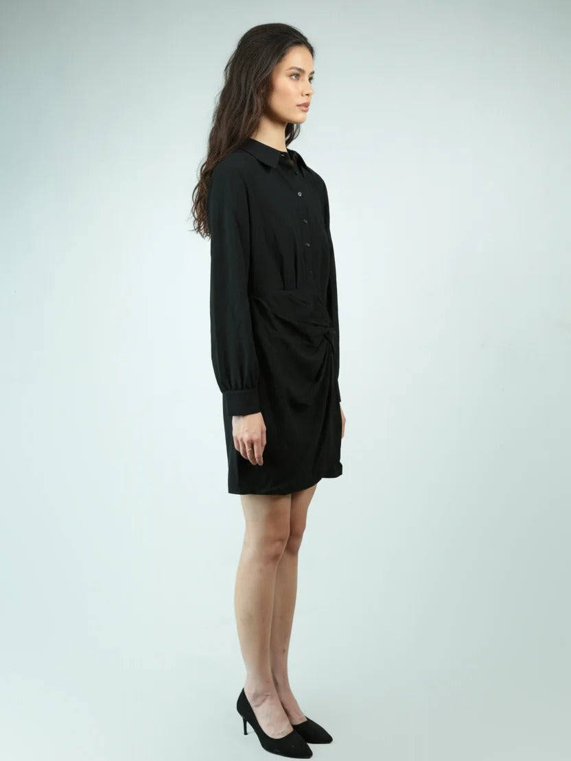 Robe chemise noire avec détail drapé et nœud à la taille