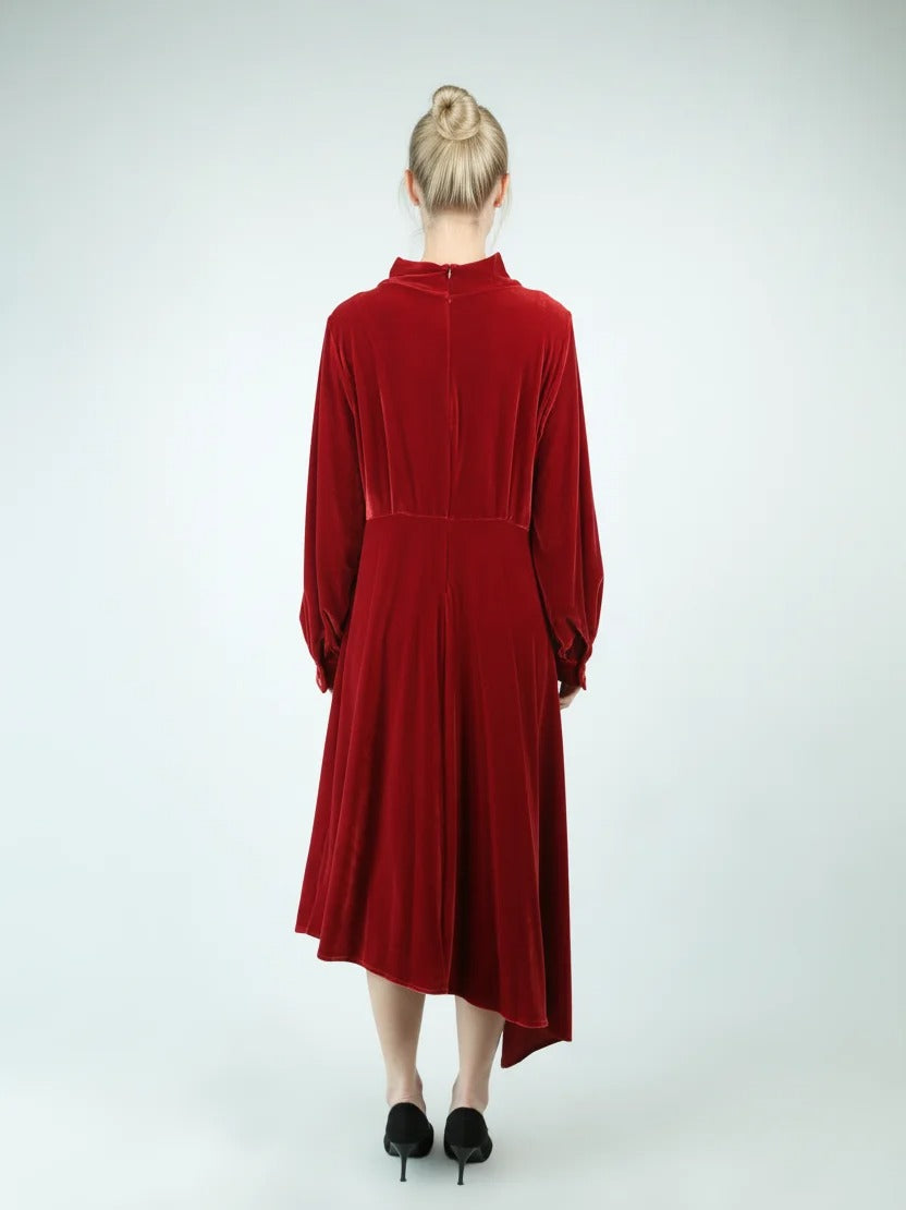 Robe midi rouge à manches longues avec drapé à la taille
