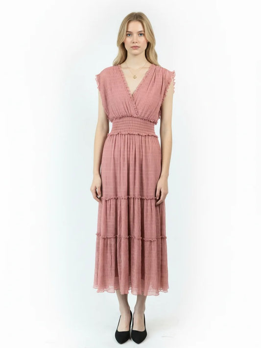 Robe longue rose à taille smockée et jupe à volants