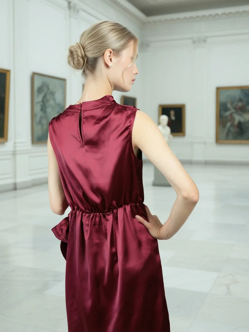 Robe courte bordeaux sans manches avec drapé et lien