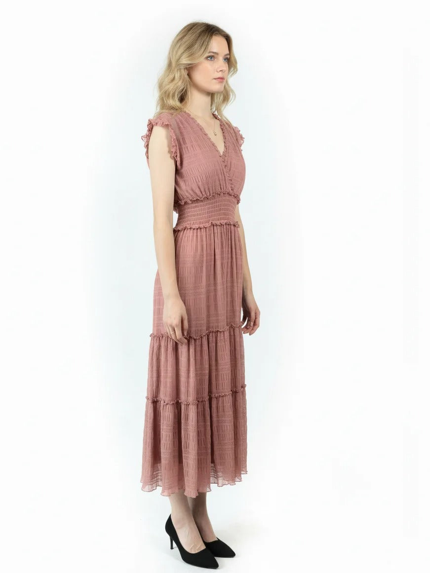 Robe longue rose à taille smockée et jupe à volants