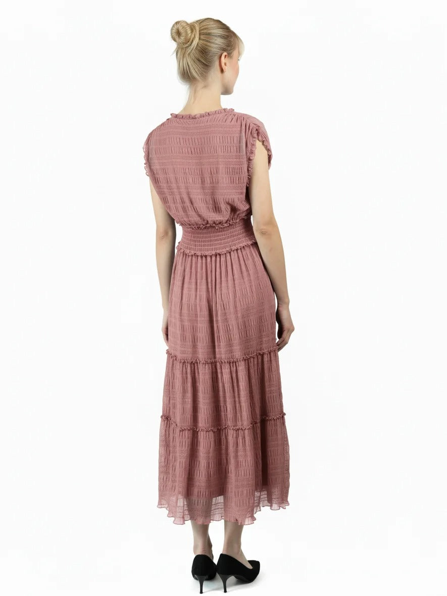 Robe longue rose à taille smockée et jupe à volants